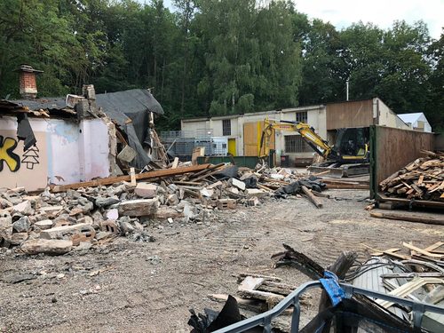 Abbruch von Nebengebäuden mit Bagger auf einem Betriebsgelände