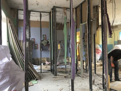 Entkerntes Gebäude mit freigelegtem Ständerwerk