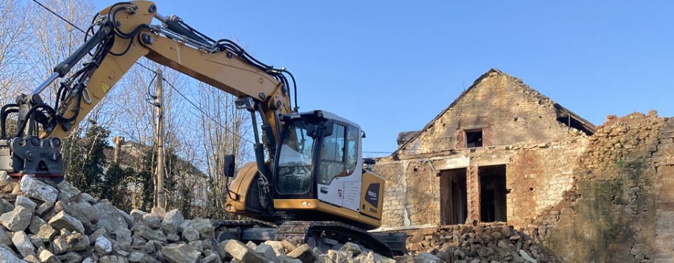 Gebäudeabbruch mit Bagger und Absetzcontainern